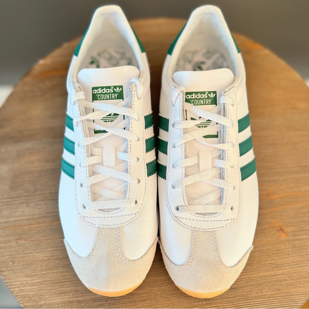 Men’s size 6 Women’s 7, Green & White Adidas Country OGS